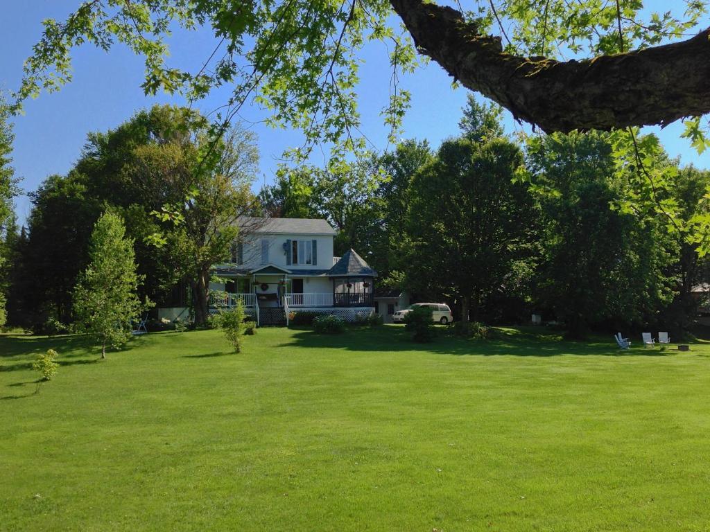 Weedon-Centre Le Reflet De La Riviere B&B المظهر الخارجي الصورة